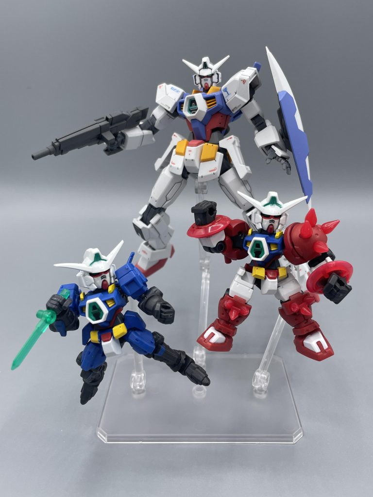 　本機体がAGE-1ノーマルと言われる由縁がこちら。エイジシステムという、”なんかめっちゃすごいメカ” が、敵のタイプに合わせて、的確な装備を創り出してくれます。　赤いのがAGE-1タイタス、青いのがAGE-1スパローです。正直、このフォームチェンジが当時あまり好きじゃなくて、ガンプラは買っていませんでした。なので、手元にあったモビルスーツ・アンサンブルのタイタスとスパローに友情出演してもらいました。かわいい。今は、みんな好きになりました。