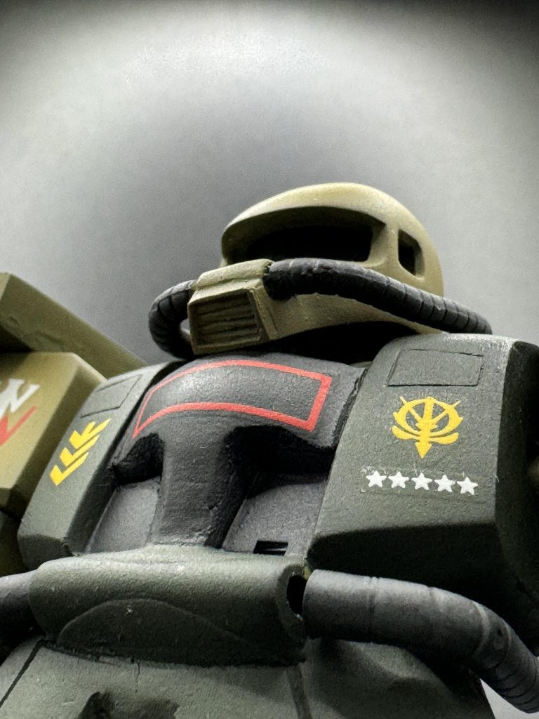 胸部はそのままだと平らなのでパテでボリューム増ししてます。