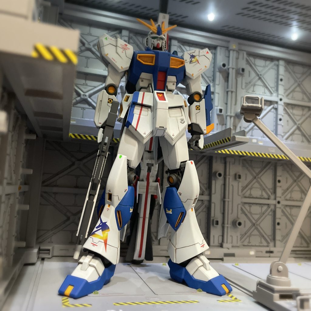 アオリから一枚EGですが自分なりに、かなり手を入れたのでかなりの時間を費やしました。肩と膝に有る🟩と🟥の航空灯も面を削ってその中を塗装しました。結構お気に入りポイントです。『俺のνガンダム』という企画を見つけて作ってみましたがEGで作りやすい上にとてもカッコ良い機体でした。