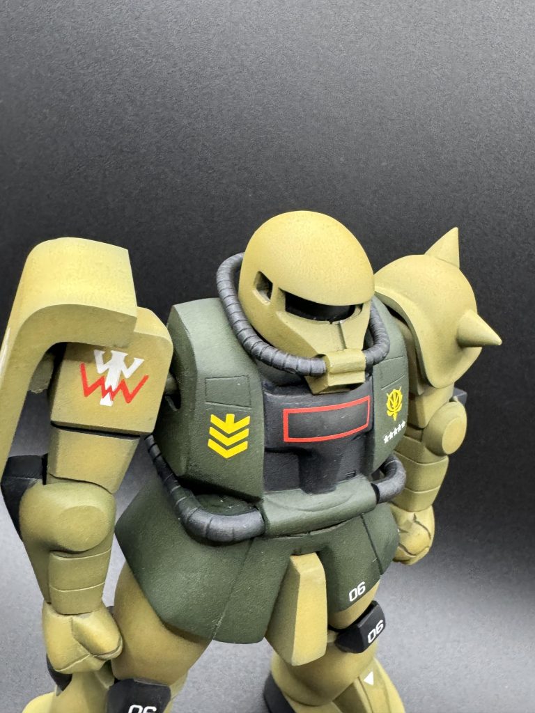 定番の肩口八の字改造はしていません。ハンドパーツ親指はパテ削り出しにて自作。