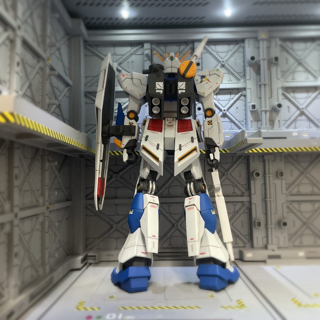 バックショット(フィンファンネル無し)ビームライフルとシールドはHGUC版を使用しています。