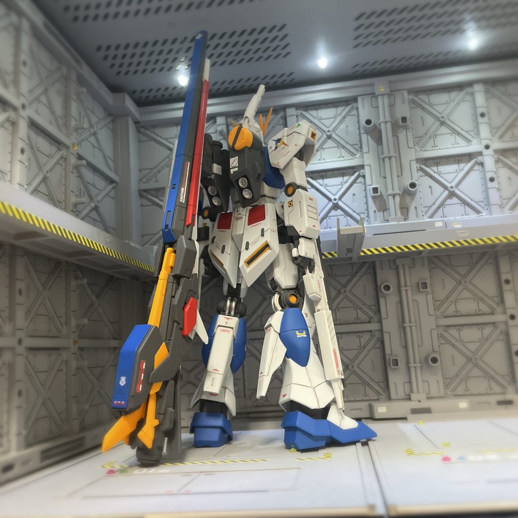 バックショットこのキットのメインのロングレンジフィンファンネルです。インディーブルーの部分はプラ板を貼り増ししています。コレをするだけで凄く見栄えが良くなりました。 