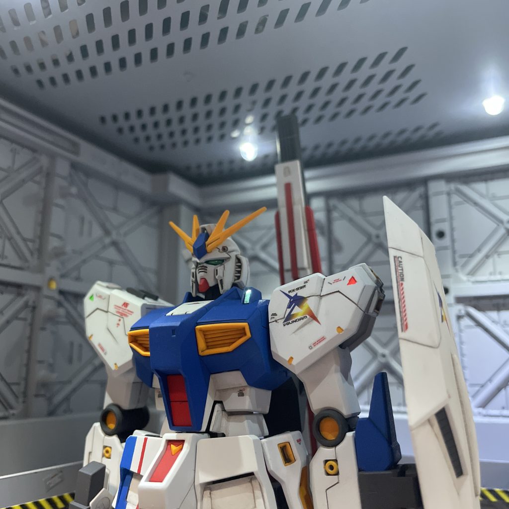 バストアップメインカラーはMr.カラーのインディーブルーとガイアノーツのスチールホワイトを使用。