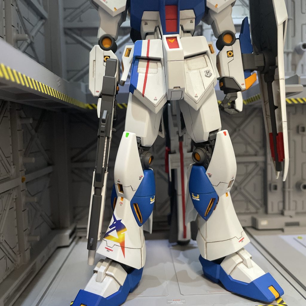 フロントアーマーも塗装で再現してみました。エアブラシを使うとこういう塗り分けも結構簡単に出来て楽しいです。