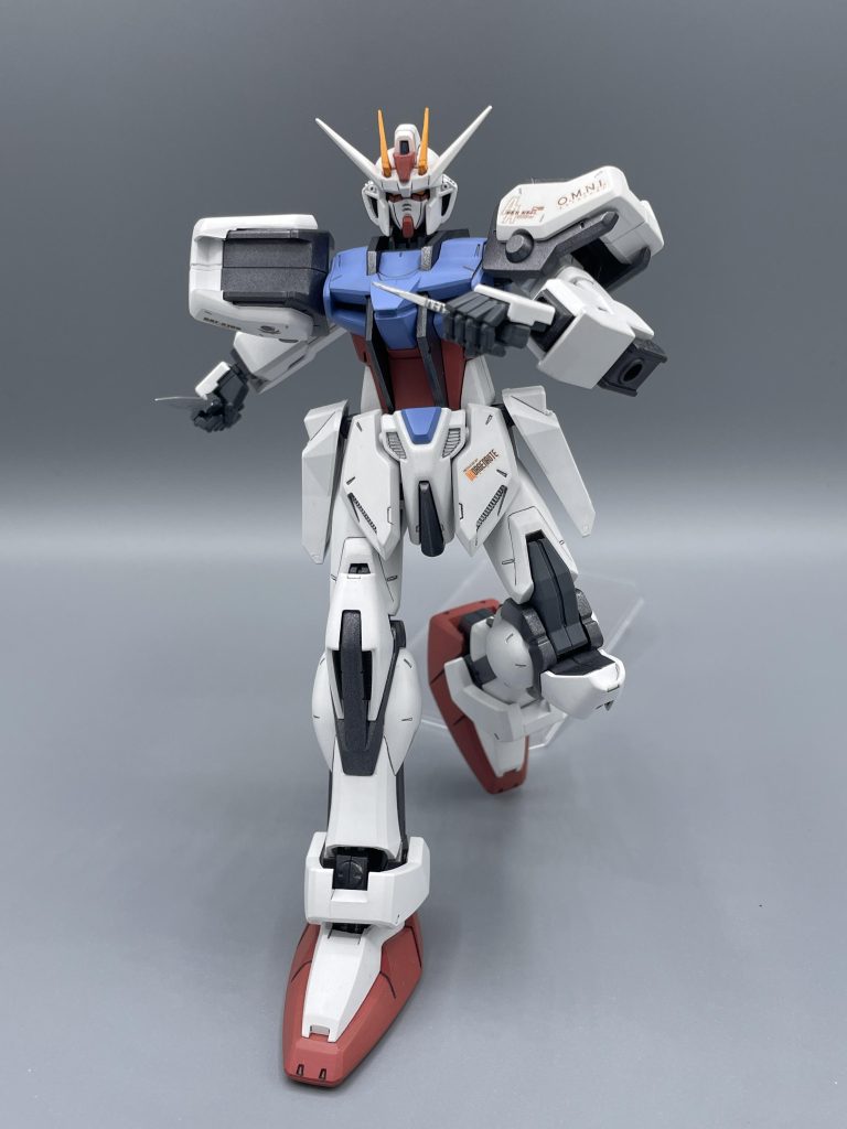 武器は…アーマーシュナイダー!? これだけか! ストライクの武装で一番好きなアーマーシュナイダー。劇中では、数々のネームドパイロットを撃破するのに役立ちました。 キットとしては、1/100シリーズの意地を見せ、HGでは不可能だった左右腰アーマーが開閉し、収納状態のアーマーシュナイダーが格納されています。ナイフの折り畳みギミックはオミットされており、収納状態・展開状態が各2本ずつ付属します。
