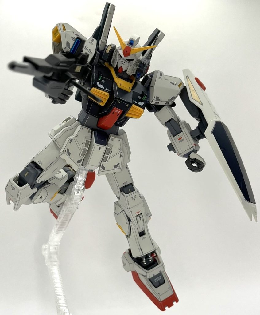 2020年にガンプラ出戻りして4年経ち、60体以上作ってきましたが、ようやくガンダムと名の付く機体を組みました。少年の頃もあまりガンダム系は組んだことが無く、量産機ばかり作ってきましたので、こうやってまともに全塗装でガンダムを制作したのは人生初だと思います。ガンダムの目ってこうやって塗るのか！と、ガンプラ30年以上触ってきて初めて知りました(笑)