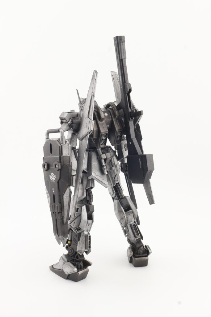 塗装後、陰影を強くする為、2Bの鉛筆やパステルカラーをエッジ部分に書き込んでみました