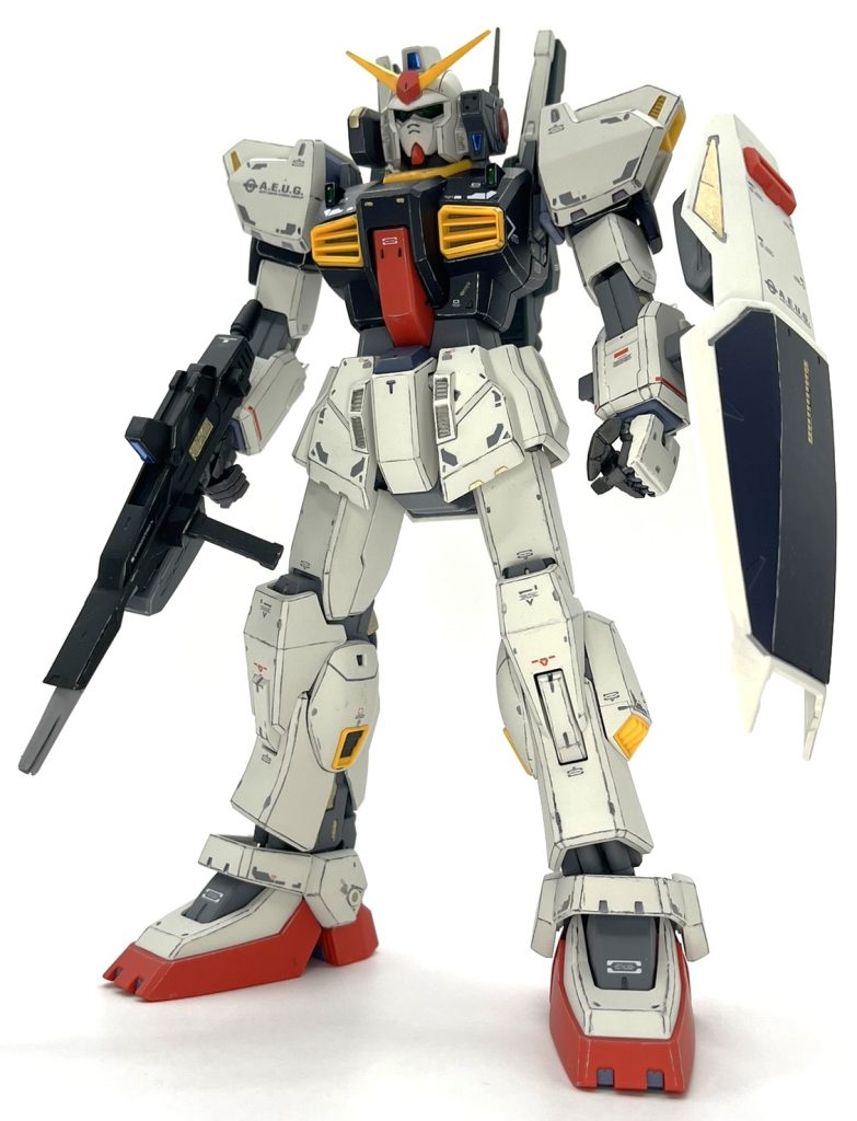 合わせ目が必要だった箇所は肩、足付け根、頭部、武器類でした。肩は挟み込み構造でしたが同色なのでそのまま組み立てて合わせ目消してまとめて塗装。頭部はマスク部の後ハメ加工が必要でした。武器も後ハメ化して塗装しやすいようにしました。武器と頭部の後ハメはちょっと難儀しました。もっとうまいやり方あったかと反省です。