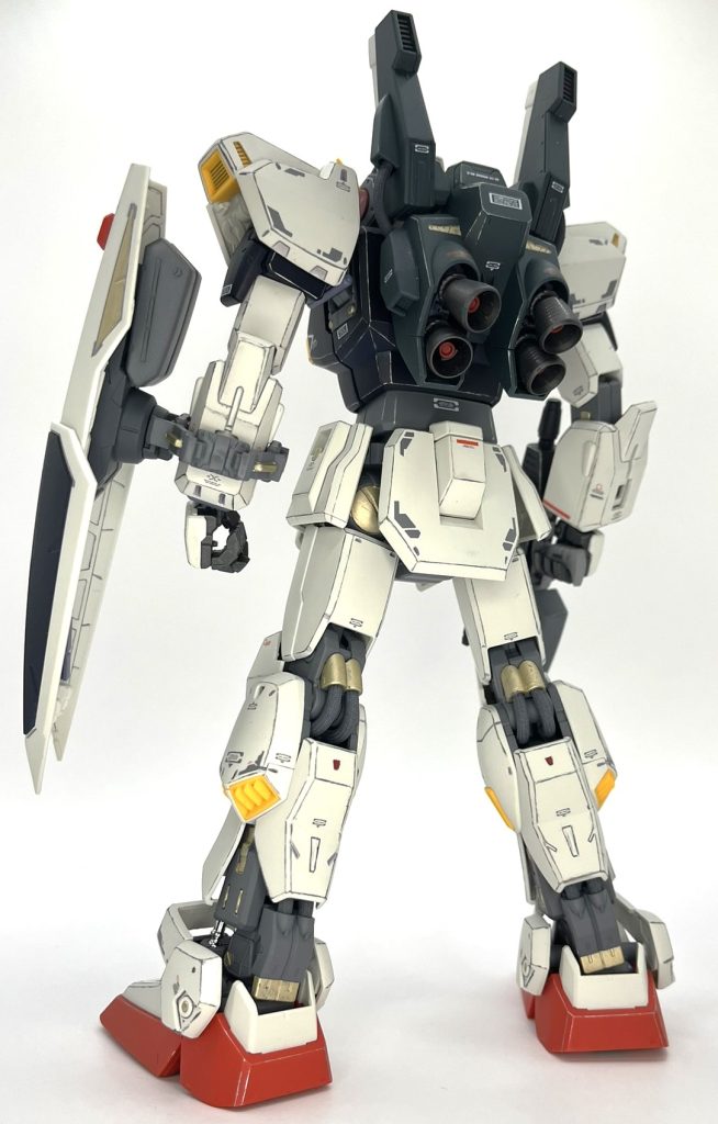 私の塗装が下手で厚ぼったいのも原因だと思いますが、腕のパーツ同士の擦り合わせが非常にタイトで、可動させると擦って塗膜がダメージを受けるのでクリアランス調整をしました。