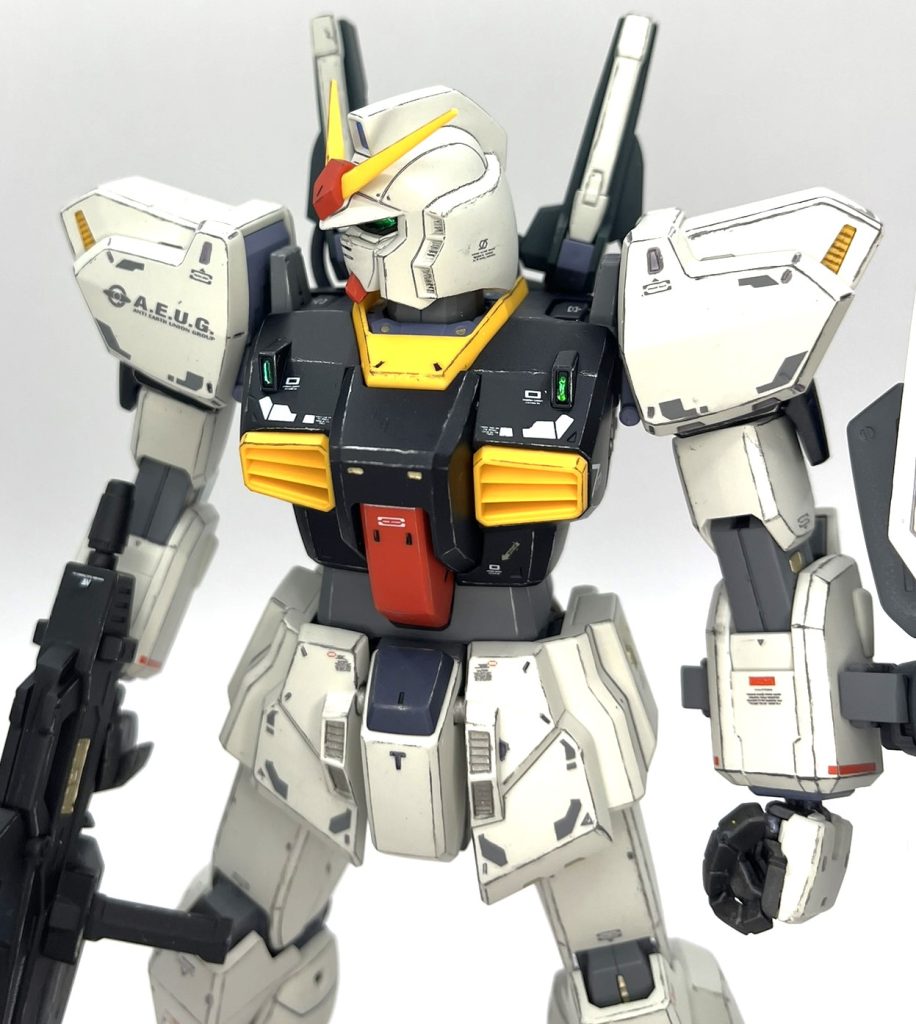 頭部側面のバルカンポッドを引っかける四角穴ですが、デザイン的にMGとは思えない唐突な印象を受けたので、頭部側面、バルカンポッド内側面の両側にドリルで穴をあけ、磁石を埋め込み磁力装着式に変更しました。