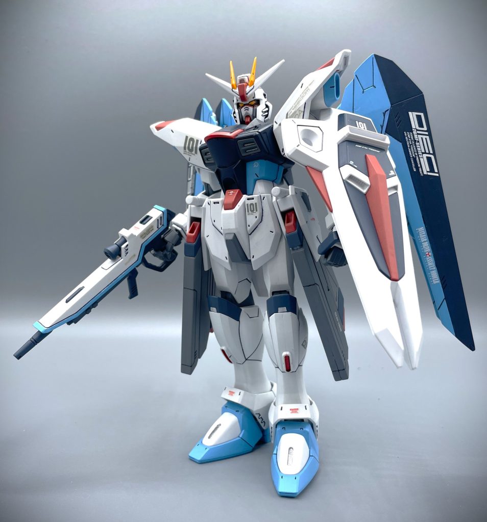 ZGMF-X10A FREEDOM アニメ放送当時に発売されただけあり、その造形は大河原先生の描かれた原画を忠実に再現しています。フリーダムは人気機体であるがゆえに、”決定版” が十人十色のややこしいMSとなっています。リバイブされたHGCEも顔や盾が”コレジャナイ” だったり、MG ver.2.0もゴリゴリなアレンジで”コレジャナイ” だったりと、正解の無いパズルのような状態。 たぶん少数派ですけど、自分が好きなのはやっぱりこの造形。やや面長な顔の造形が、思い出補正と相まってドンピシャです。★旧HGはこちら→https://gumpla.jp/hg/2082713カラーリングを劇中に寄せているので、HGも見て頂けたら嬉しいです