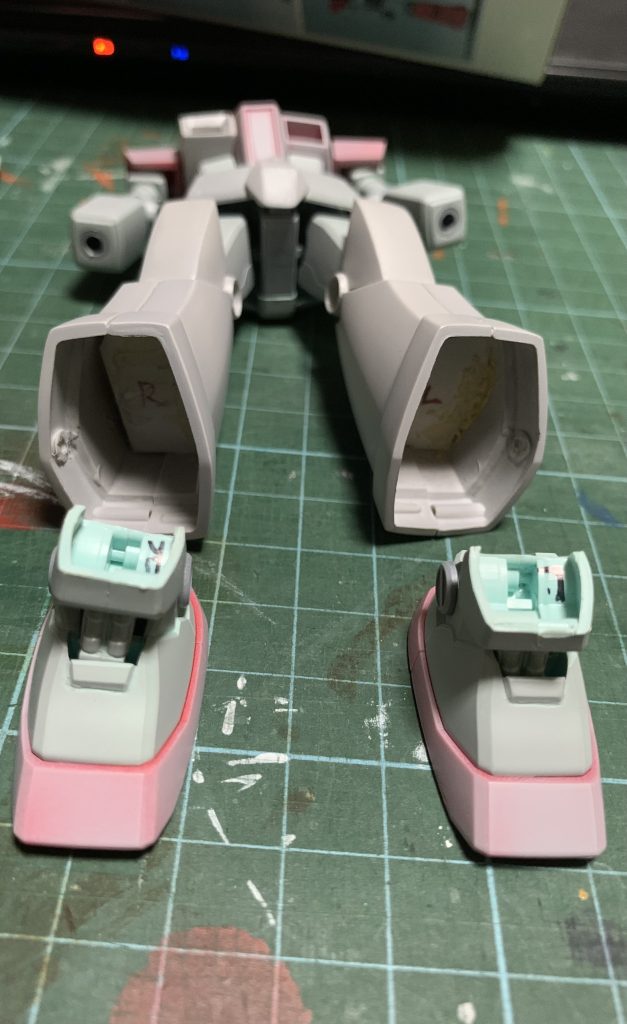 【追記】足首はポリパテで団子を作って強引に取り付けてます。