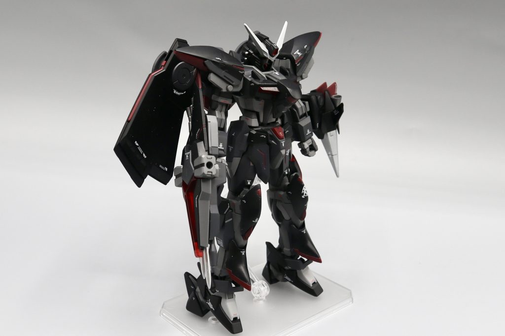 全体配色を濃いグレー(ニュートラルグレーⅤ)とブラック(アルティメットブラック)としました。その他パーツも、暗いレッド(ローズディープレッド)と濃淡異なるグレー(ニュートラルグレーⅡ・Ⅳ)にて塗分けを行いました。