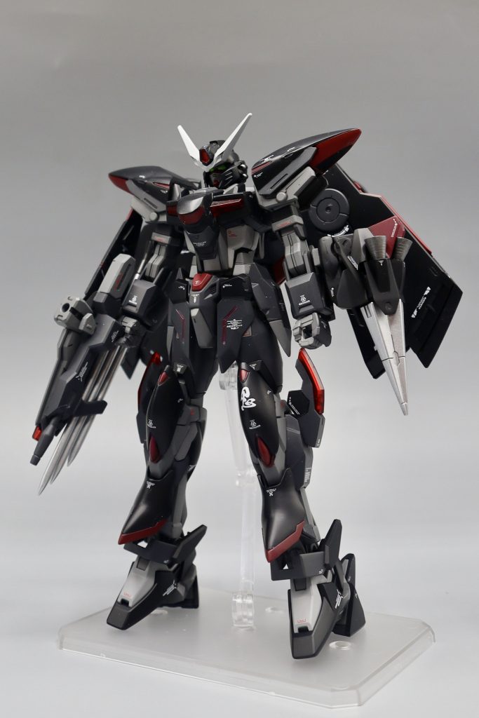 ビルドストライクEGをベースにHGブリッツガンダムのパーツを合わせていきました。踵をヒール化させて、高さを出しました!