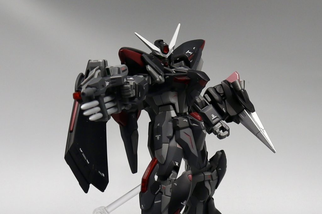 トリケロスは、ビルドストライクEGのシールドとミキシングしました(ここは拘りました)。ビームサーベル部は廃止(画像はありませんが、シールドクリアパーツ部にビルドストライクEGの専用パーツあるため)、グリップをEGのライフルから移植して持てるようにしました(旧HGブリッツのパーツのままだと小さいので)。ランサーダートは先端をやすり尖らせ、後ろ部分に市販バーニアパーツを接続し、存在が強くなるようにしてみたつもりです。