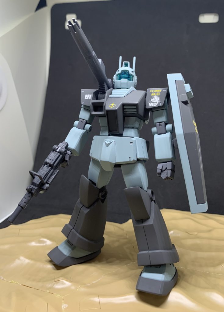 正面。完成後に思いついたけど、マシンガンの予備弾的にサイドアーマーは陸戦型ガンダムを使えば良かったかも。カラーリングは「FW GUNDAM CONVERGE」に影響を受けたのでそちらに寄せました。基本色1:RLM65ライトブルー(クレオス115番)基本色2:RLM66ブラックグレー(クレオス116番)ランドセル:明灰白色(クレオス35番)関節部:メカサフヘヴィ武装:MSグレー連邦系(UG05)