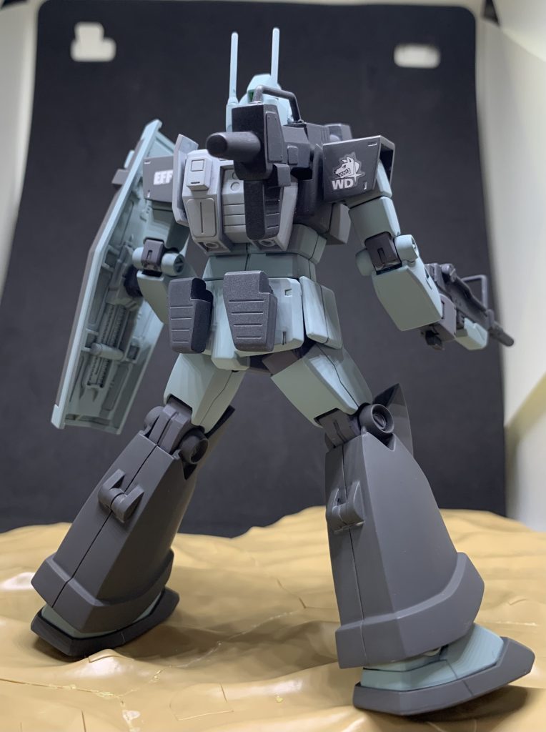 後ろから見たらあまり脚の短さを感じない印象。予備マガジンは真鍮線の軸打ちで固定。