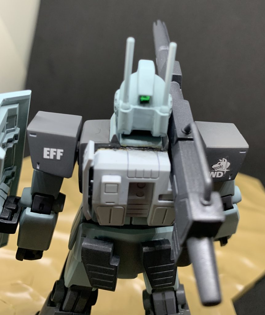 後頭部カメラはラピーテープ。アンテナは基部にプラパテを詰めて、柔らかい間に真鍮線で軸打ち。