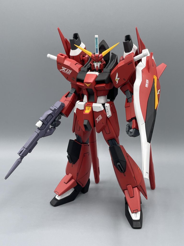 ZGMF-X23S SAVIOUR GUNDAM アニメ放送中に発売されるプラモデルは、大抵が急ごしらえ?で出来がイマイチ…なことが多いですが、このセイバーは違います。 私の1番の推しポイントは、フェイス造形。セイバーはコレクションシリーズ、HGも作りましたが、それら2品はフェイスマスクが面長で”のっぺり”した印象になっています。しかし、1/100は違います。見てくださいこのキリッとしたイケメンフェイス。組んだ当時、感動しました。