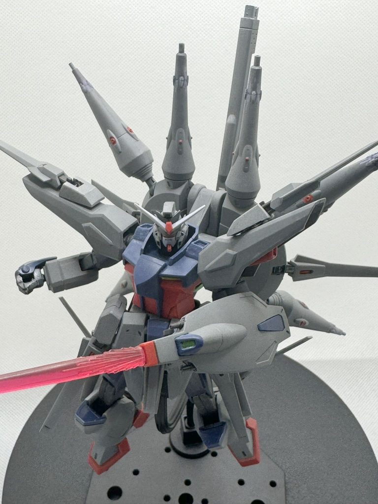 基本工作は合わせ目消しぐらいしかやっておらず。他にいじったところは、Gエグゼスとの組み合わせでポリキャップを変更、首の延長、腰のドラグーンは本体と一体だったので、切り離して可動化、などなど。肩のドラグーンはネオジムでくっつけてます。