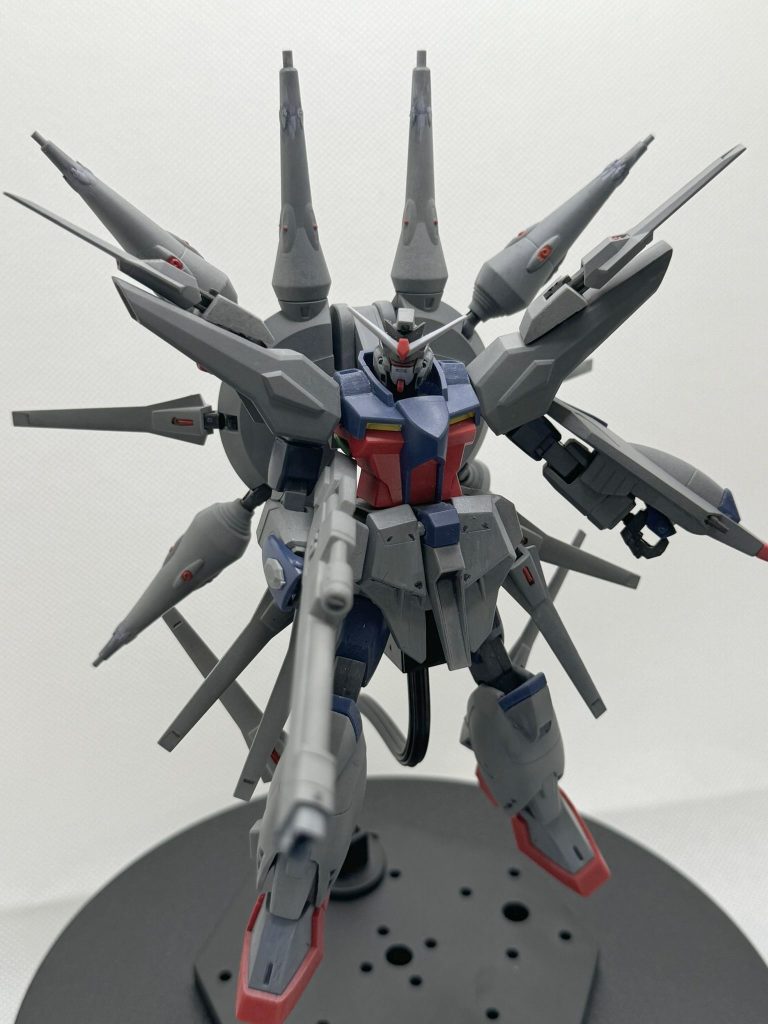 プロヴィの本体色のグレーと、レジェのグレーの色味が異なっており、グレー部分のみ塗装しました。ニュートラルグレーを調色なしで塗ったけど、瓶の中の攪拌がテキトーだったのか、エアブラシの塗料を継ぎ足すと色味が若干変わっちゃって難儀しました。乾燥するまで気づかなくてトホホ。。。やはり手抜きはダメですね。最後につや消しトップコート吹いてます。