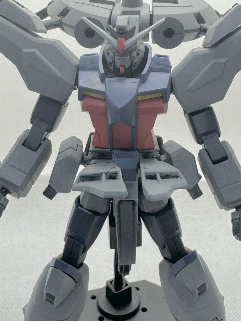 二の腕とふとももの紺色がGエグゼスのパーツ。色もそのままで違和感ないかな、と思い、塗装せず。ひざから下が短足っぽく見え、ちょっと隙間もあったので、ひざ横の部分にランナータグを切り出して貼り付け。あと、肩に大きな合わせ目が出ていたので、余っていたパーツをつけて誤魔化しました💦