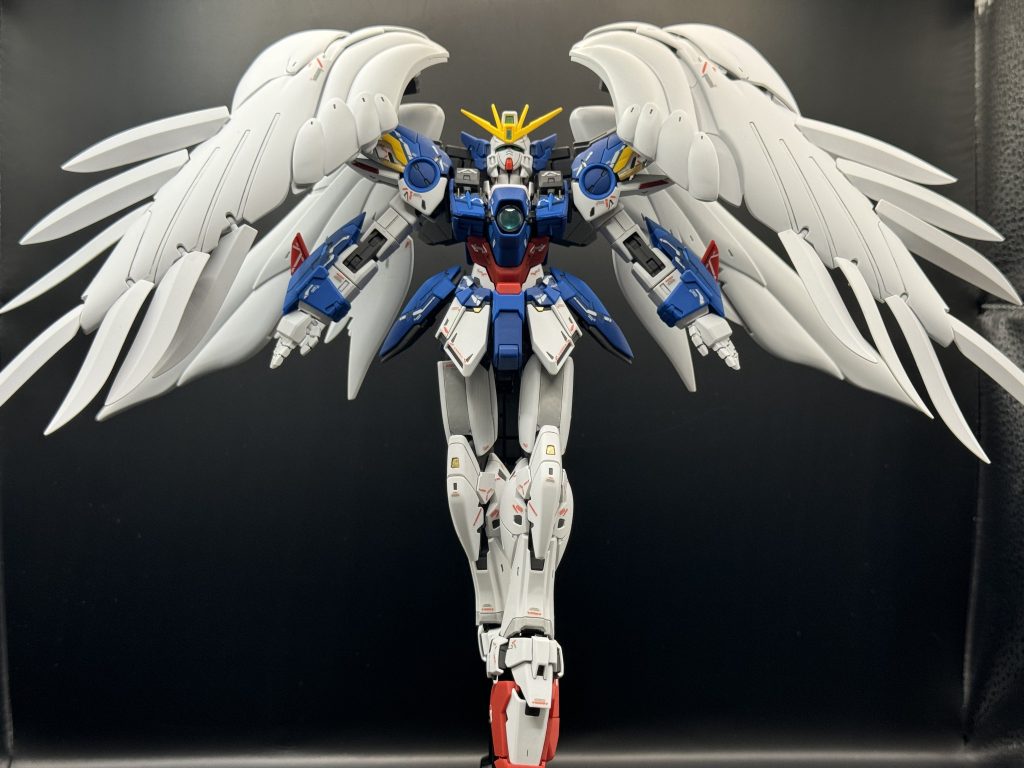 劇中イメージでポーズ。両翼は機械っぽくしたくなかったのでデカールは控えめにしました。ただ貼るのがめんどくさい??いいえ、そんな事はないですよ。