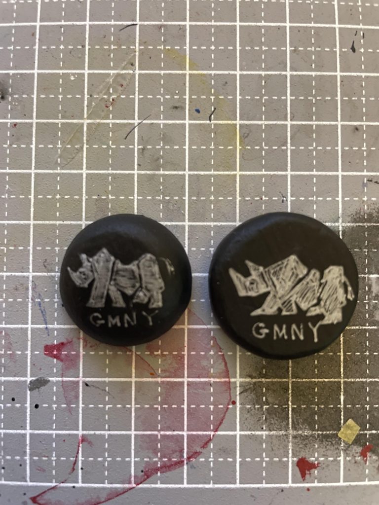 　バックパックは、エポキシパテで作成。サイのマークは、ボールペンのSARASA銀色を使用して描きました。ボールペンとはいえ、暗い下地の上でも明るく発色するので、１本持っておくと意外に重宝します。