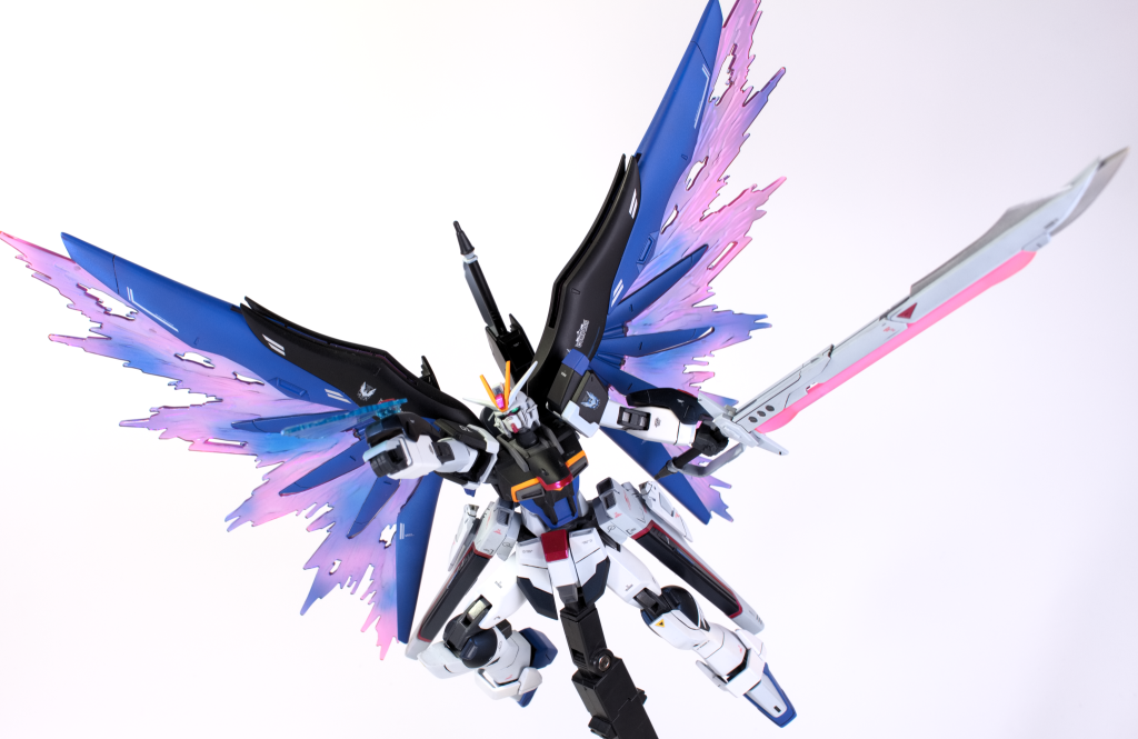 このビームシールド発生装置は、デスティニーでの戦闘データのフィードバックからパルマフィオキーナと同様の運用ができるようになっており、一方向にビームを収束させることができる。