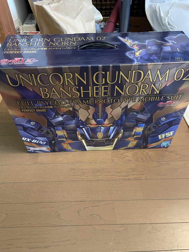 箱の大きさと中身の密度を見た瞬間固まりました😅数えてみるとランナーが40個以上あって、HGの1枚のパーツ数やん!ってついツッコミましたね🤣説明書も1冊の同人誌くらいの厚みがあって、もはやこれだけで定価2000円くらいで売ってそうなくらいでしたw