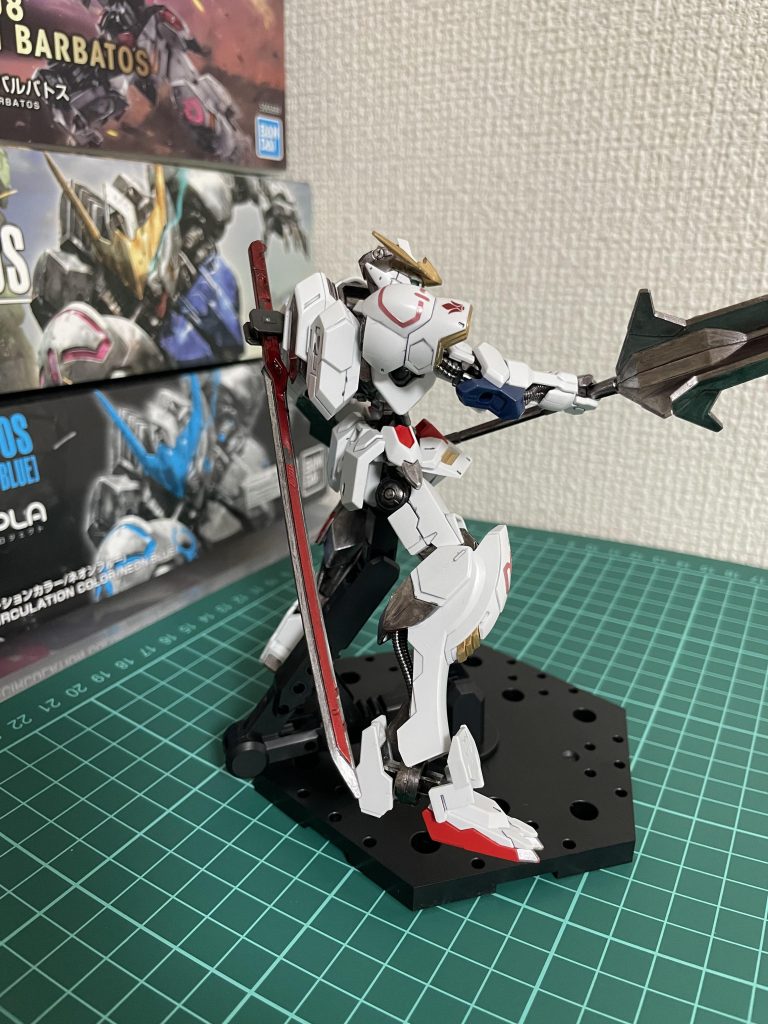 サイドから。外装の白色部分以外ガンダムマーカーにて。攪拌不足か、ポージングで各所ハゲが…ムラはご勘弁を…鉄華団マークは水転写デカール。今回控え目にマークのみです。