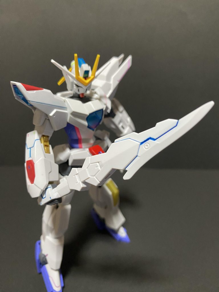 フェザーブレイド斬撃を飛ばす事も出来る本機の近接武器投擲に使用した際も手元に自動で帰ってくる破壊されても武器データの再構築で何度でも再生可能であるが複数個同時に出すといった事は出来ない。自ら武器データを分解して消す事も可能相手に利用されるのもこれで防ぐ事ができる。