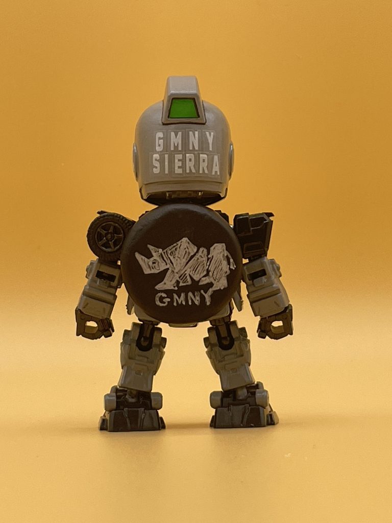 バックショット　サイのマークは、実車のジムニーによくタイヤカバーとして搭載されているものですが、これはエネルギータンクという設定。スペアタイヤは左肩です。