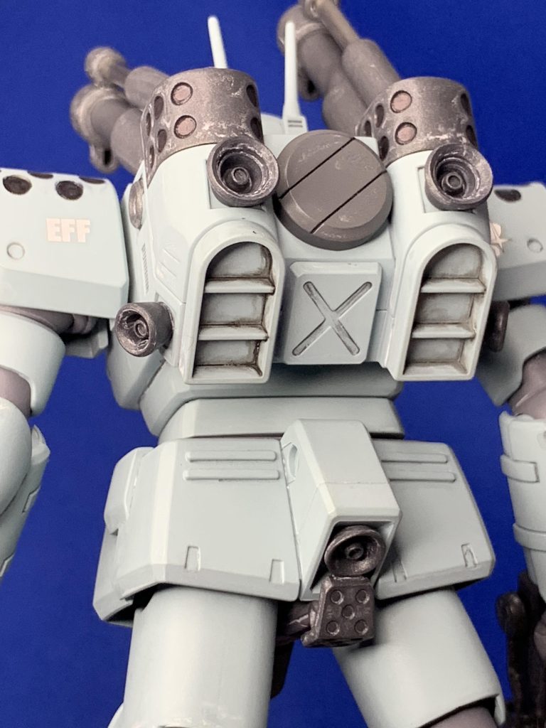 ・各部のバーニアは中心部に一回り小さい市販パーツを付けて密度を上げました・手首のポリキャップがむき出しなので、角を削って市販バーニアパーツの輪切りを挟みました