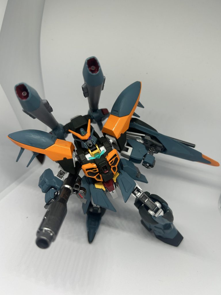 カラミティの特徴的なバックパックに装備されている「シュラーク」は基部をボールジョイント化してフレキシブルに稼働出来るようにしてあります。