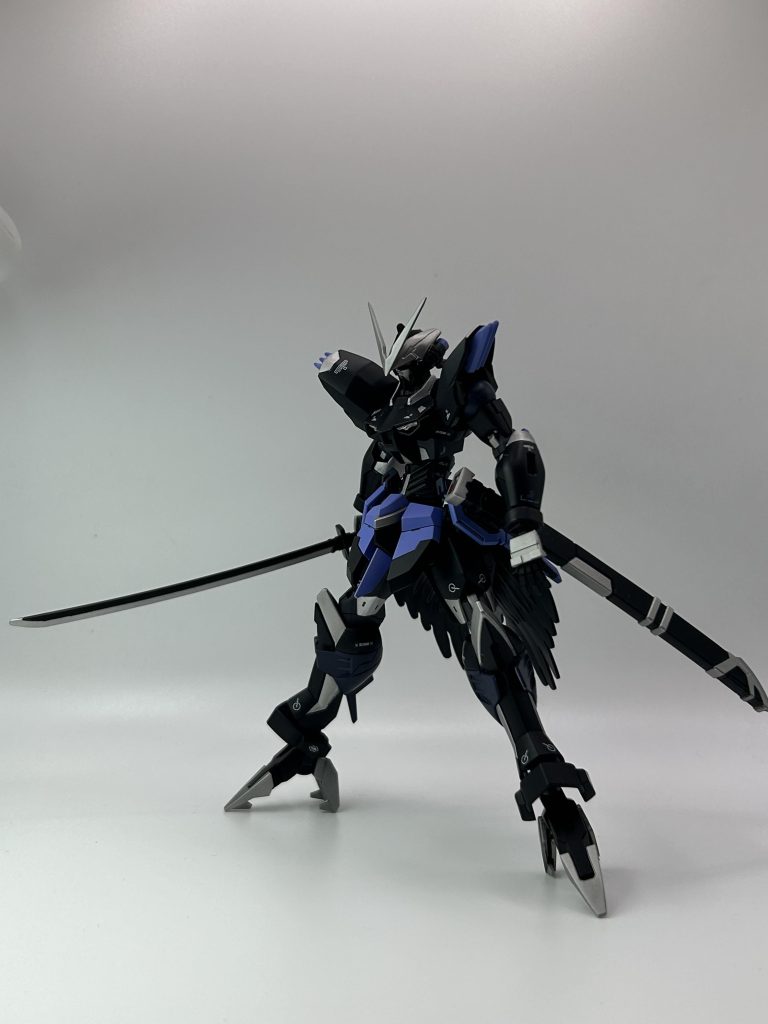ミキシングパーツ頭部:アストレイレッドフレーム肩パーツ:ギラーガ腕:イモータルジャスティス胸部:アストレイレッドフレーム腹部:ジャンクパーツにパテとプラ棒加工脚:イモータルジャスティスと爪はべギルペンデ刀:アストレイレッドフレーム大剣:ロードアストレイΩ羽:SDウイングガンダムとスカイハイウイング
