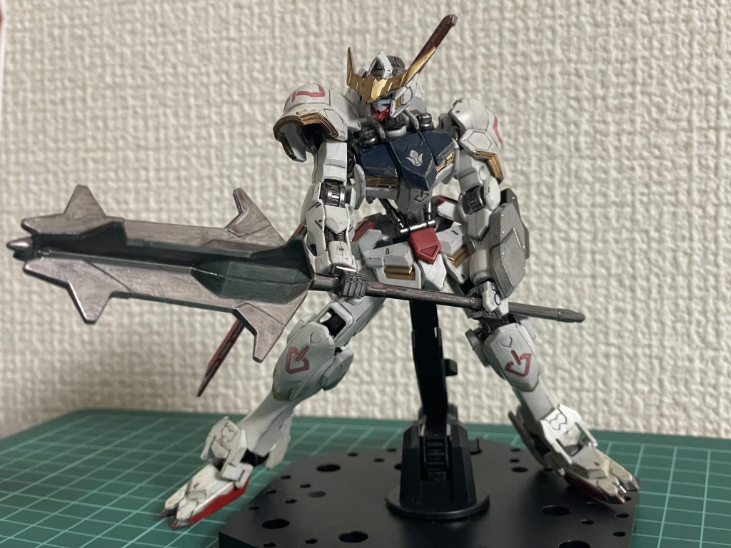 後日ウェザリングと汚しを施しました。写真では分かりにくいっすね泣・リアルタッチマーカー:グレー2と3、ブラウン1、イエロー1・鉛筆(6B)、色鉛筆(金・銀)・ガンダムマーカー:ヘビーガンメタリック