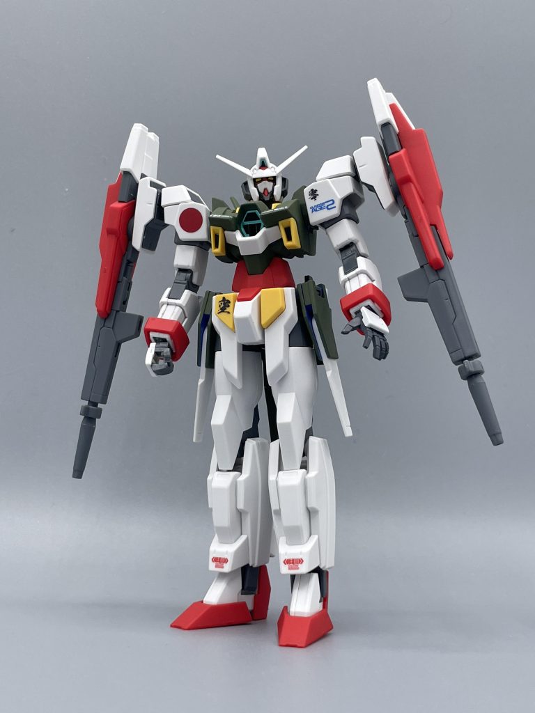 ガンダムAGE-零 ダブルバレットの白×赤のカラーリングを見て、この機体の構想は生まれました。形にするにあたり、ダブルバレットの高速巡航形態のみでは、”戦闘機”感が乏しいため、AGE-2ノーマルのライフルを移植することにしました。 また、AGEの機体は、AGE-1,2,3,(FX)のようにナンバリングされていくため、「逆に0は?」と思い至り、0→ゼロ→零 という具合にコンセプトが固まっていきました。 コンセプトが固まり始めると妄想も肥大化し、胸のAマークも日本の「日」の字に見えなくも…ない…かな? なんて思い始めて…。これは少しこじつけが過ぎますかね?(笑) 塗装は基本的に成形色生かしで、(個人的に)気になる合わせ目だけ除去、本体のブルー部分を暗緑色で筆塗りしました。ツインアイは、全体との色味の統一のため、イエローにしました。