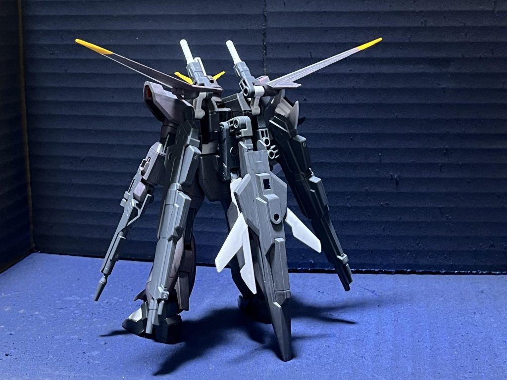 背面 変形後のシルエットをコンセプト元であるゼータプラスに近付けるために、ライトニングBWSの機首をアームアームズを介して装着。 ウィングもアームアームズのパーツで接続し、ビームサーベルも肩からこちらに移植。