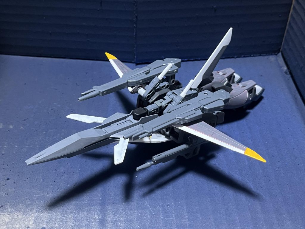 機首のパーツを展開する事でコロイド粒子を散布。空力制御能力を高めます。