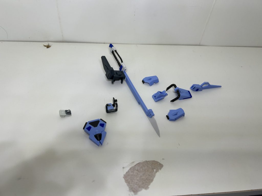 ソードのパーツ構成部品です。ランチャーと同じく左肩用の接続パーツはランナーで作りました。右肩用のパーツもランナーで作り、パンツァーアイゼンを肩に取り付ける事ができます。左腕部のパンツァーアイゼン用のパーツは前のセットからの少々工夫しました。(Component parts for Sword Dagger L. I built the connector parts for the left shoulder by using empty runners. I also made the right shoulder parts from empty runners, which allows for Panzer Eizen to be equipped on the shoulder. I’ve modified the parts for connector parts on the left arm for equipping Panzer Eizen from the previous set.)