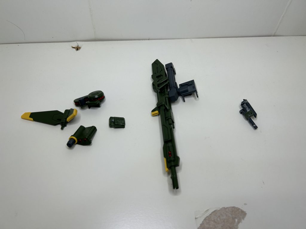 ランチャーのパーツ構成部品です。右肩用の接続パーツはランナーで作りました。左肩用のパーツは前のセットを使用しました。(Component parts for Launcher Dagger L. I’ve built the connector parts for the right shoulder by using empty runners. For the left shoulder parts, I just decided to use the one from the previous set instead.)