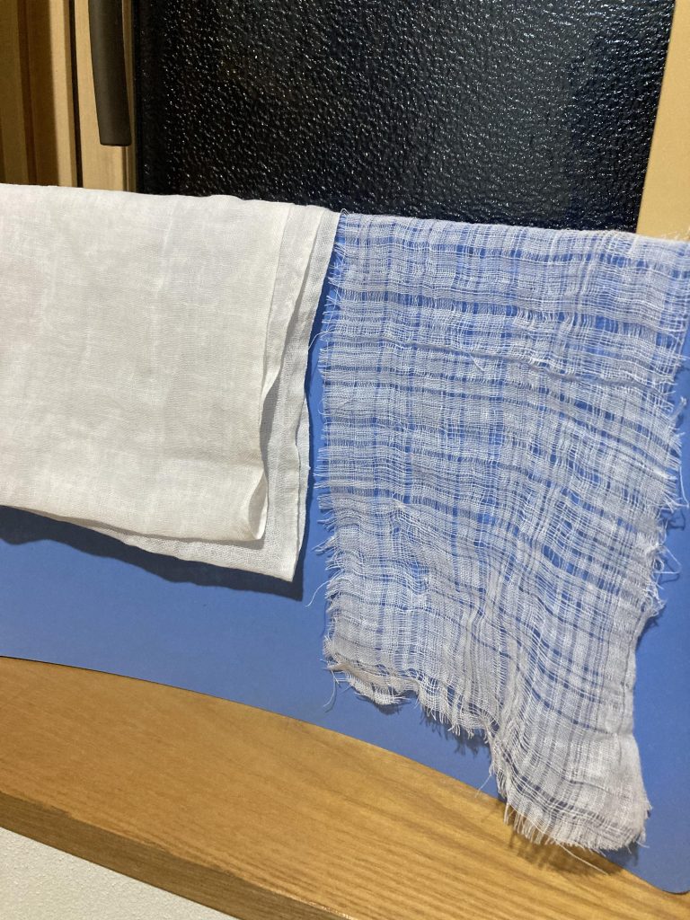 本体は1ヶ月ほど前に完成していたのですがギリースーツを作ろうと思ってしまいこちらはまだ制作途中左のガーゼぽい布を見繕い縦横一本ずつ糸を抜いていき目を荒く右のようにバランスを見てまたまだですがもう少し粗くしたら塗装してと思ってます🙂コチラはいずれ完成したらどこかにガンプラより頑張った小物で小さく載せるかも