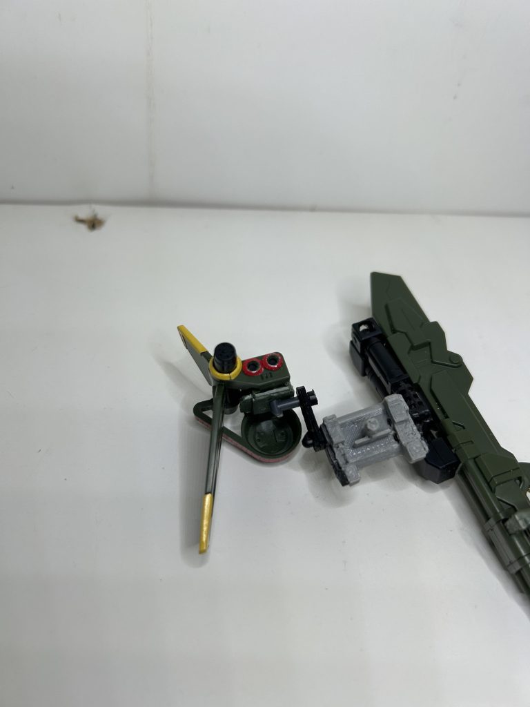 ランチャーのパーツです。コンボウエポンポッドは向きの方向変えられる出来ます。(These are the parts for Launcher set. The Combo Weapon Pod has the ability to move in different angles.)