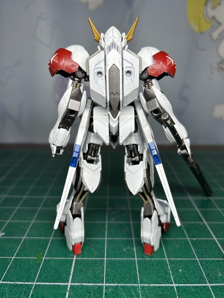 肘の上あたりのパイプの色分けが最高にメカメカしくて好き!