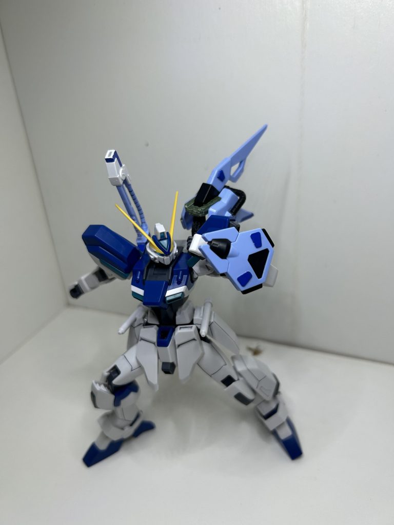 小型シールドの接続パーツは2カ所ジョイント部分があるので腕の向きを変えられます。(The connector parts for the small shield has two joints allowing the shield to move in few positions.)