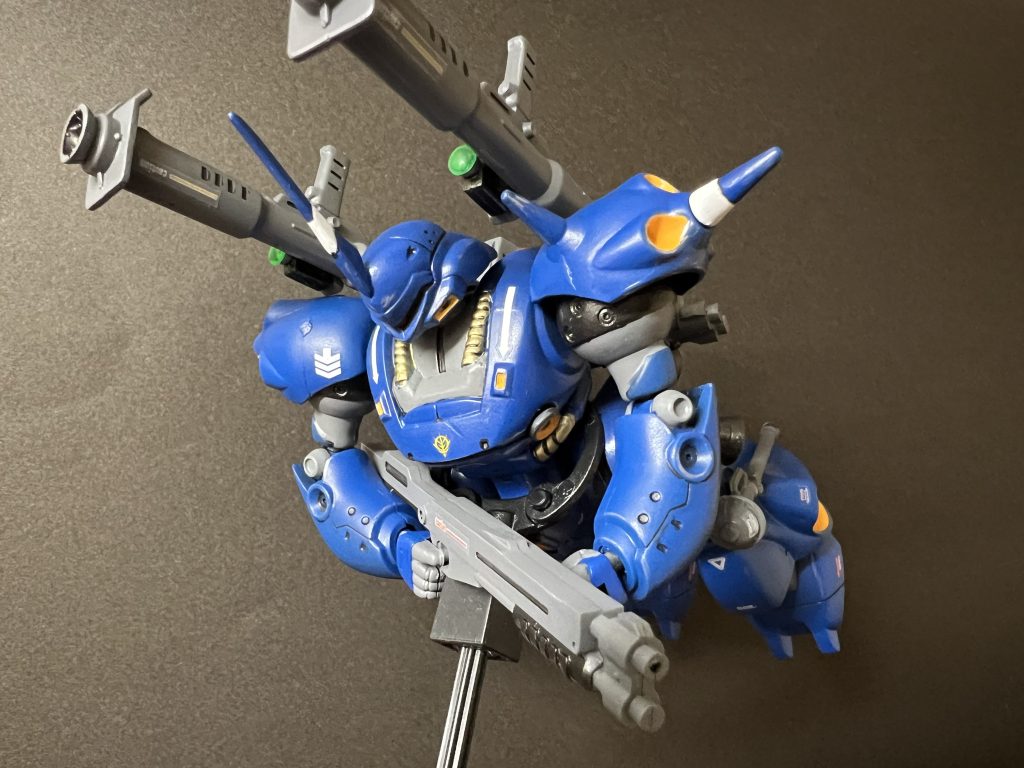 昔のキットなので、ほぼ全ての部分で合わせ目がど真ん中に出ました。頑張って消そうとしたんですが、途中で諦めました・・・笑