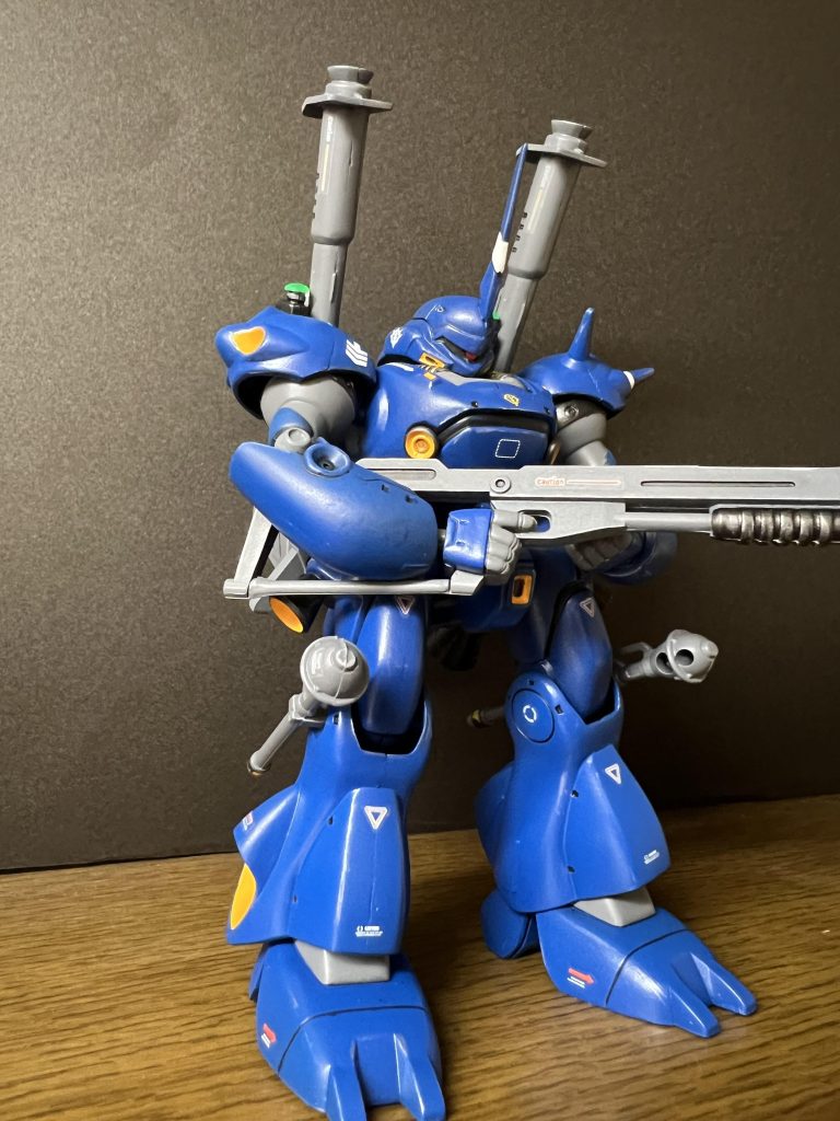 水性ホビーカラーのコバルトブルーで塗っています。デカールを貼って艶消しトップコートを吹きました。