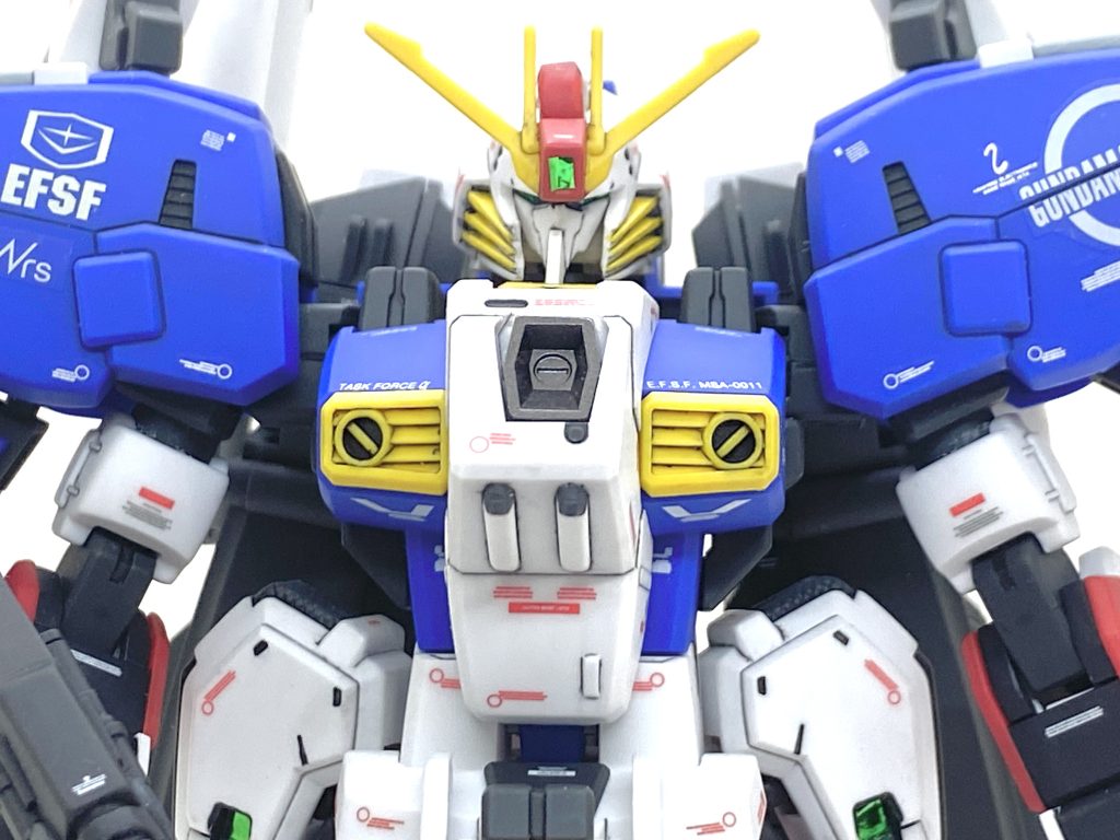 デカールはガンダムデカールのHGユニコーンガンダム、閃光のハサウェイ汎用1、MGVガンダム、センチネル用をメインに余っていたMGV2ガンダムや市販のデカールを満遍なく貼ってカトキ風にしました。キット付属や雑誌の付録のシールも少々使っています。