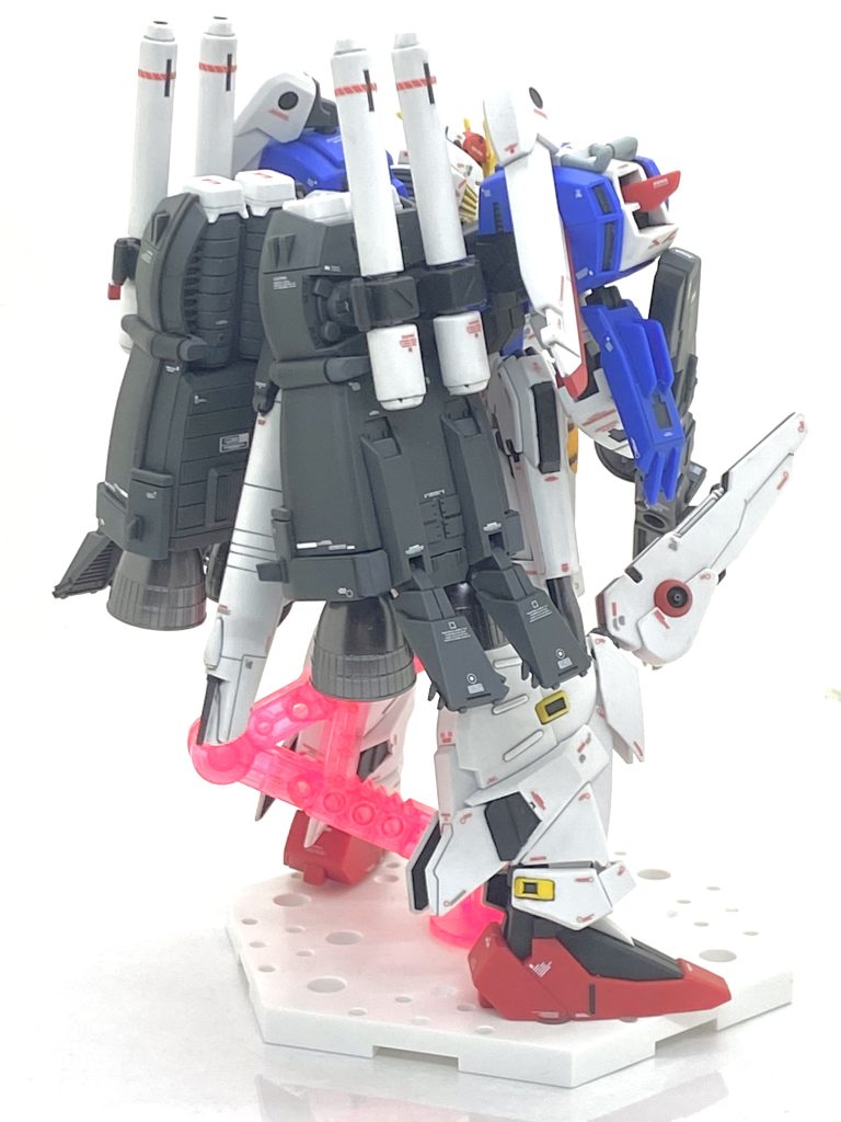 幾つか弄った所があり、首は2ミリ延長して頷きが出来る様に顔も気持ち小顔になる様に削りました。首の裏の襟が何も無いので市販のディテールアップパーツやプラ板を使ってモールドを作り、太腿の股関節にくっ付く部分と足首の内側はルーターで削り、カトキ立ちが出来る様にしましたが・・・バックパックが大変重いので台座が無いと立たせにくくなってしまいました。スマートガンのセンサーは全てピンパイスで開口し、市販のクリアーパーツを入れています。次に塗装なんですがエアブラシで塗ったのはビーム・スマートガン本体、脚のミッドナイトブルー、スマートガンのセンサーの白、ウイングの赤、メタリックの箇所だけで後の細かい箇所は全て筆塗りにしました・・・マスキングが非常に複雑になるのがわかっていたので。特に塗るのが大変だったのは顔の黄色の部分、背部ビームカノン×4や肩のダクト、膝裏のミッドナイトブルー、テール・スタビレーターやバックパックの細かな塗分けとこちらも苦行が多く、ペーネロペーよりも塗装は大変でした。